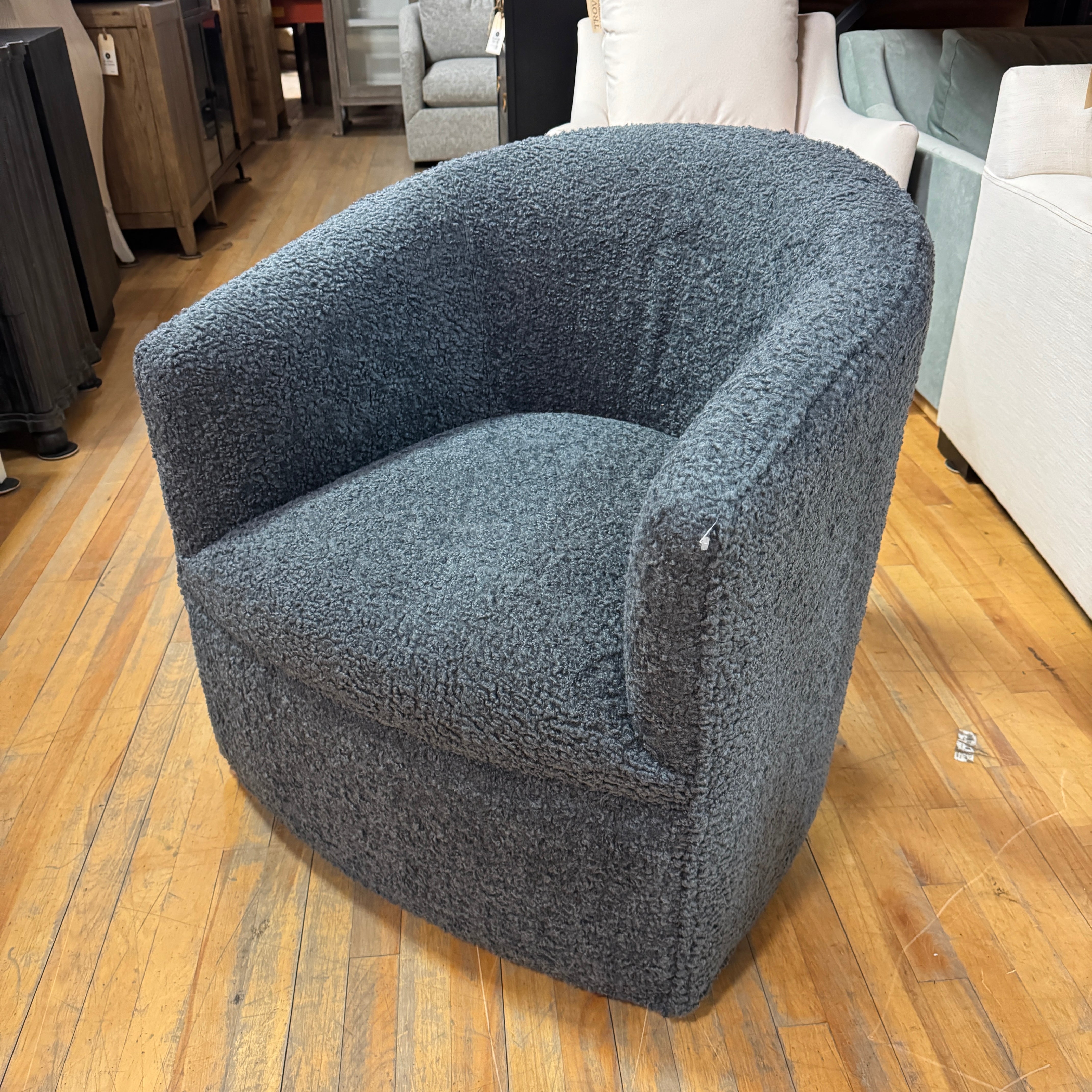 Vali Swivel Chair